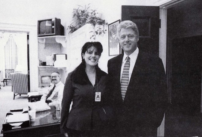 Bill Clinton in pripravnica Monika Lewinsky, preden je njun nespodobni odnos zamajal Belo hišo. FOTO: Reuters