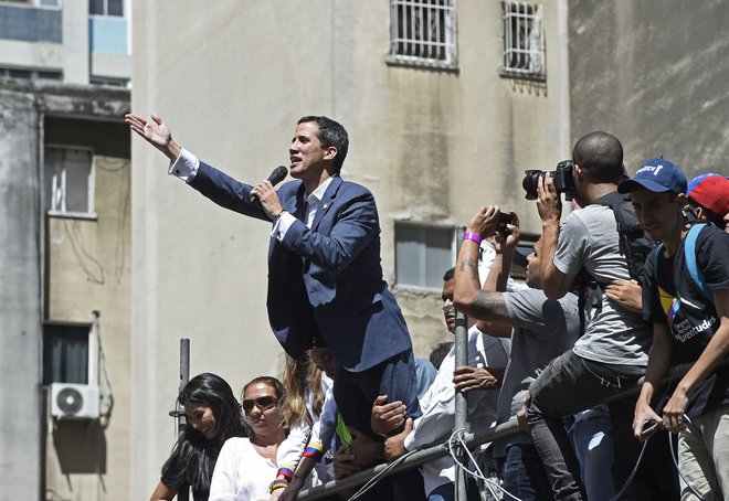 &raquo;Konec prisvajanja oblasti Nicolása Madura je edini način za ustavitev humanitarne krize in dosego pravih sprememb v državi,&laquo; je poudaril Juan Guaidó. FOTO: AFP