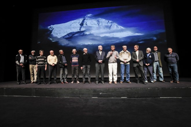 Štirinajst članov odprave na Everest leta 1979, ki je pred štirimi desetletji napisala nepozabno zgodbo. FOTO: Uroš Hočevar