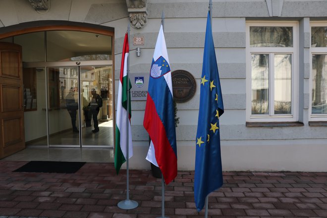 Sožitje v narodnostno mešani Lendavi občasno zmotijo zdrahe. FOTO: Jože Pojbič/Delo