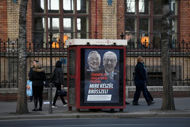V plakatni kampanji je ob milijarderju Georgeu Sorosu tarča napadov tudi predsednik evropske komisije&nbsp;Jean-Claude Juncker.&nbsp;Foto: Tamas Kaszas/Reuters