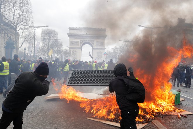 Rumeni jopiči znova divjajo. FOTO: Reuters