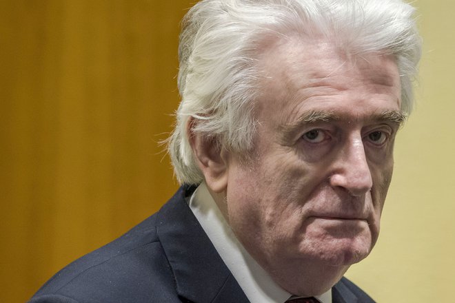 Karadžić je vztrajal, da v Srebrenici ni bilo nikakršnega genocida. Po njegovem je bila to vojaška utrdba, od koder so bošnjaški vojaki hodili napadat Srbe. FOTO: Peter Dejong/AFP