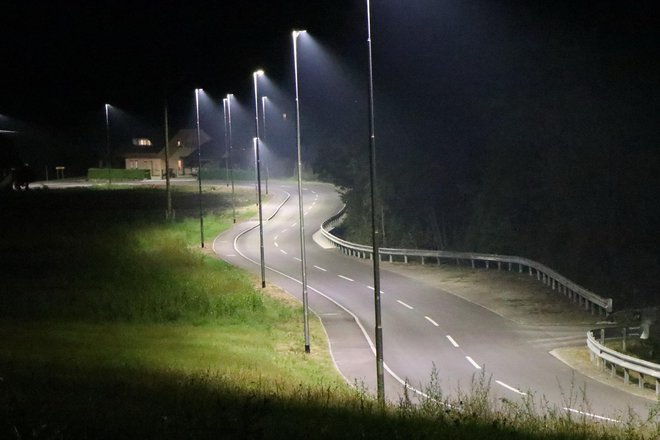 Razsvetljava, ki po nepotrebnem obremenjuje občinski proračun. FOTO: Franc Dornik