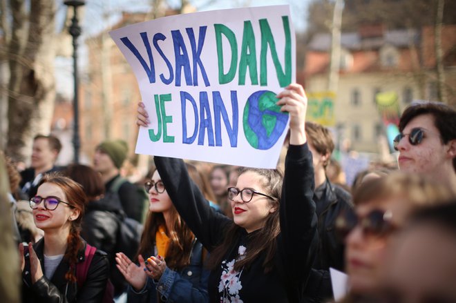 Veliko pomembnih odločitev čaka mlade: kako reciklirati, kaj kupovati, koga voliti, kaj delati, kako delati, kaj jesti, kako preživljati prosti čas, kako živeti. FOTO: Jure Eržen/Delo