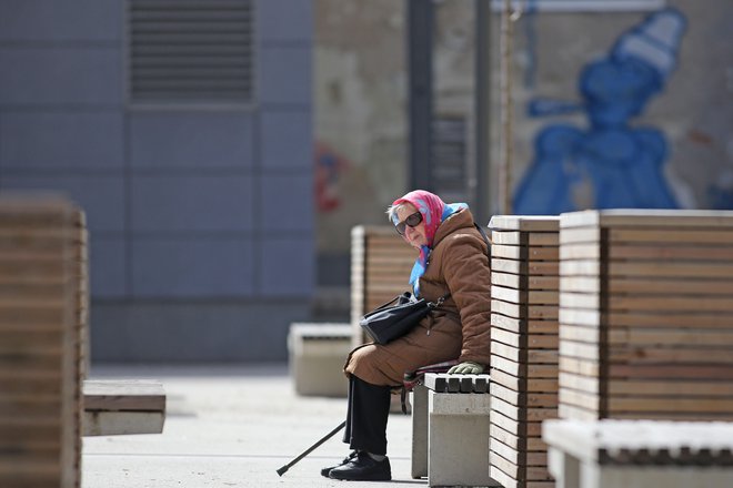 Za žep starostnikov in njihovih svojcev je precej ugodneje, če obrazce izpolnjujejo sami. FOTO: Tomi Lombar/Delo