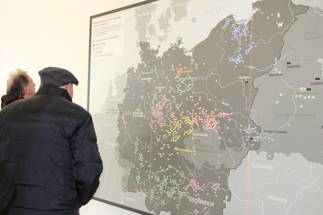 Tomaž Vuk ob zemljevidu koncentracijskih taborišč v Tretjem rajhu. Foto Simona Fajfar