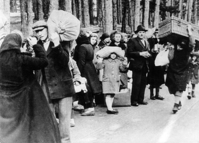 Izgon Slovencev iz Komna leta 1944. Foto Arhiv Društva Slovenskih Izgnancev 1941-1945.