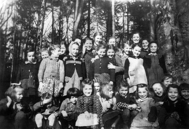 Slovenske deklice v izgnanskem taborišču Rottmannshohe. Foto Arhiv Društva Slovenskih Izgnancev 1941-1945.