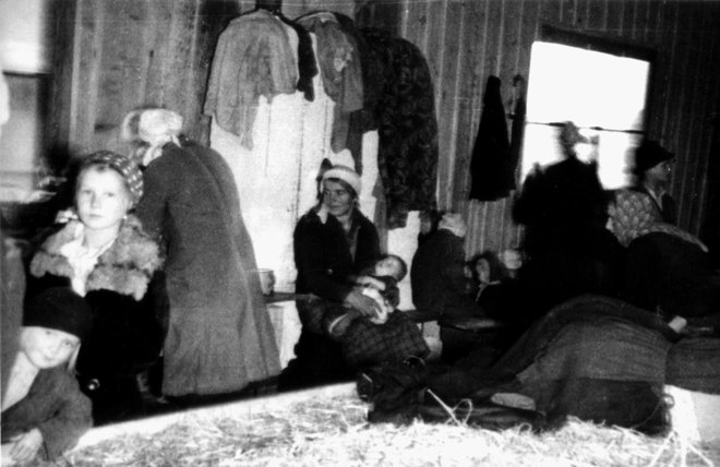 Slovenski izgnanci na slami v hlevih pri gradu Rajhenburg. Foto Arhiv Društva Slovenskih Izgnancev 1941-1945.