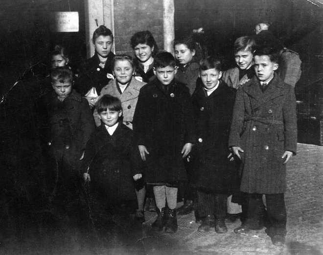 Slovenski otroci v izgnanskem taborišču v Rudolstadtu. Foto Arhiv Društva Slovenskih Izgnancev 1941-1945.