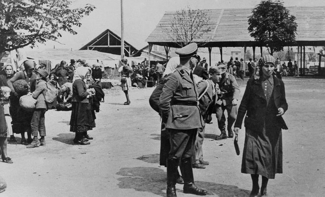 Izgon pod pod budnim očesom nemške vojske. Foto Arhiv Društva Slovenskih Izgnancev 1941-1945.
