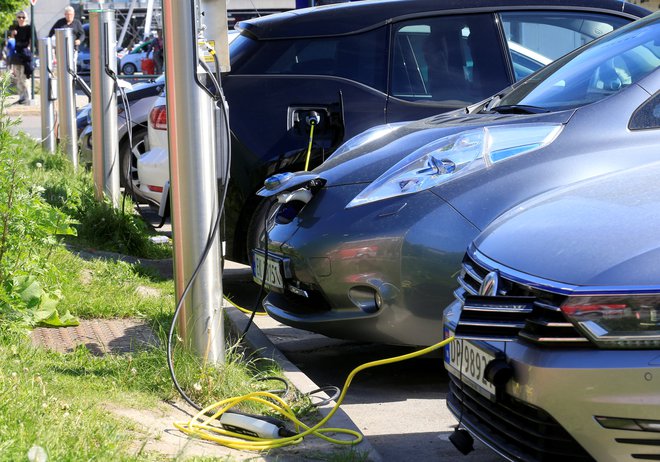 Nemška vlada krepi davčne olajšave za električna vozila za poslovno uporabo, a ljubezni do električnih vozil Nemci še ne čutijo.<br />
FOTO: Reuters