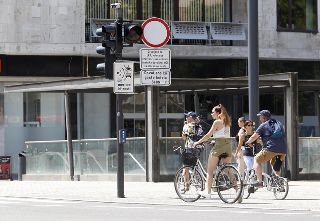 Na Ajdovščini ni nikjer nobenega znaka, ki bi pojasnil, kje naj vozijo kolesarji. FOTO:&nbsp;Mavric Pivk/Delo