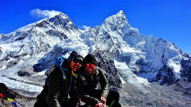 Petra in Žana pod Mount Everestom (levo). Foto osebni arhiv P. V.