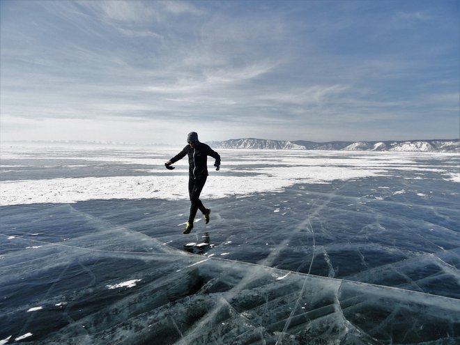 Maraton po zamrznjenem Bajkalskem jezeru. »To ni bilo vse skupaj nič, čeprav po ledu ni lahko teči. Smo imeli pa prijazne razmere, saj je bilo le 12 stopinj pod ničlo.« Foto osebni arhiv P. V.