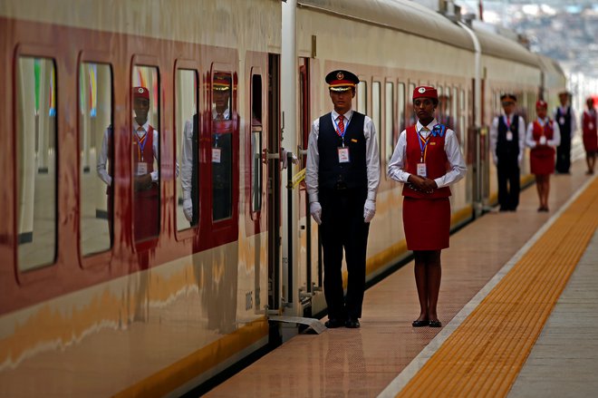Delovanje prve elektrificirane železnice v Afriki, ki povezuje Džibuti z Adis Abebo, je dve leti po tem, ko je po njej zapeljal prvi vlak, negotovo. FOTO: Reuters