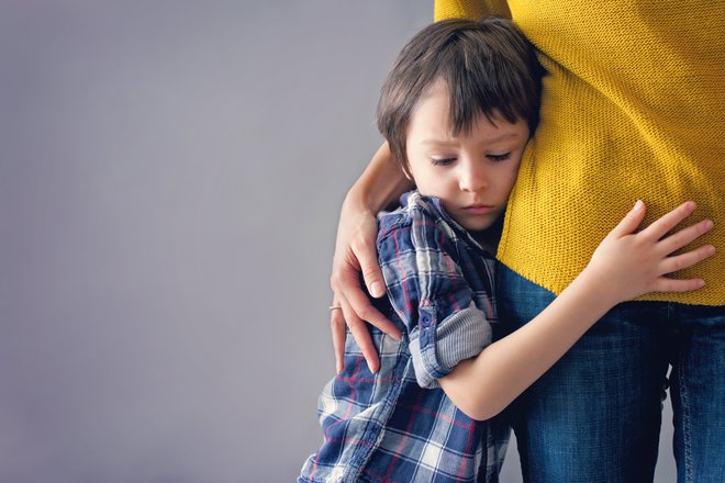 Da ga imate radi, otroku povejte, ko je doma mirno, ko ni prepira. Objemite ga, da bo v umirjenem stanju to slišal in začutil. FOTO: Shutterstock