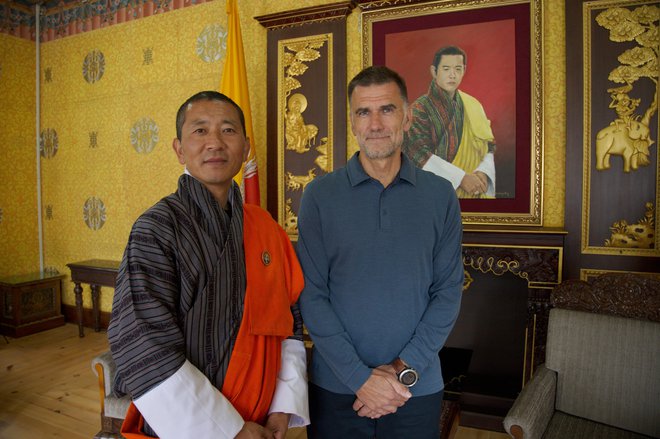 Predsednik butanske vlade Lotay Tshering in Matevž Lenarčič v vladni stavbi. FOTO: Amir Muratović