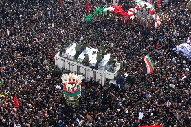 Pogreba Kasima Sulejmanija se je v torek v Kermanu udeležilo nekaj sto tisoč ljudi.