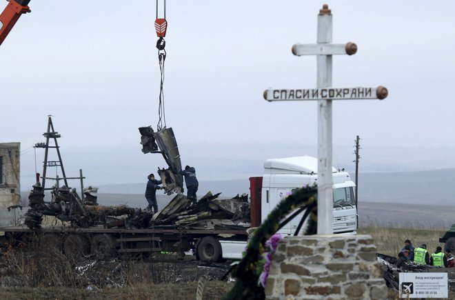 Najbolj tragična vojaška sestrelitev civilnega letala se je zgodila poleti 2014, ko je nad Ukrajino protiletalska raketa priletela v malezijskega boeinga 777. FOTO: Reuters
