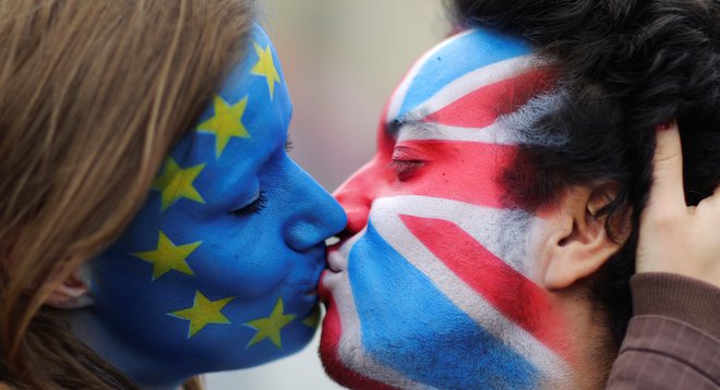 Britansko-evropski poljub FOTO: Hannibal Hanschke/Reuters