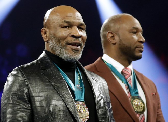 Mike Tyson (levo) je skupaj z nekdanjim tekmecem Lennoxom Lewisom pred slabima dvema mesecema v Las Vegasu prejel posebno priznanje združenja WBC. FOTO: Reuters