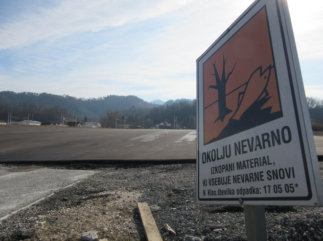 Del območja Stare cinkarne, ki ga je leta 2015 za Mestno občino Celje sanirala družba Stonex, so morali zaradi posegov VOC Ekologije sanirati ponovno. Zdaj je tu asfalt. FOTO: Špela Kuralt/Delo