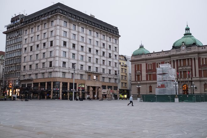 Policijska ura je izpraznila ulice in trge v Beogradu. Foto Reuters