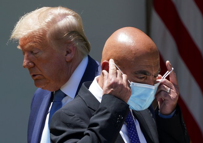 Ameriški predsednik Donald Trump in njegov novi strokovnjak za cepivo proti covidu 19 Moncef Slaoui. Foto Kevin Lamarque Reuters