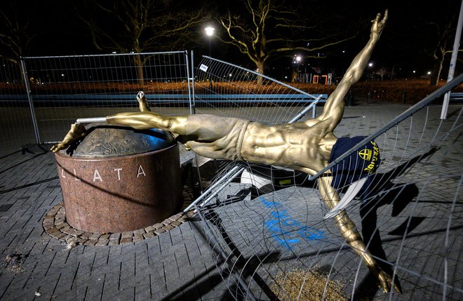 Kip Zlatana Ibrahimovića so postavili oktobra lani, neznanci pa so se ga kmalu nasilno lotili. FOTO: Reuters