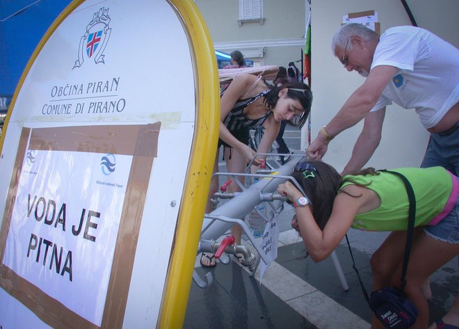 V slovenski Istri si ne želijo doživeti razmer izpred enajstih let, ko so v Piranu sredi glavnega trga točili pitno vodo zaradi vdora fekalne onesnaženosti v vodovodni sistem. Foto Boris Šuligoj