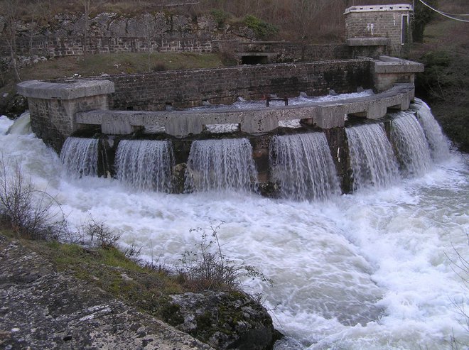 Takšno je zajetje ob izviru Rižane, ko je vode na pretek. Letošnja suha pomlad opozarja, da bi morali poleti v Istri morda spet varčevati z vodo.<br />
Foto Rižanski vodovod