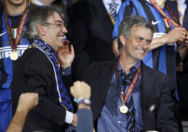 Takole sta praznovala 22. maja lovoriko v ligi prvakov Interjev predsednik Massimo Moratti in trener Jose Mourinho. FOTO: Reuters