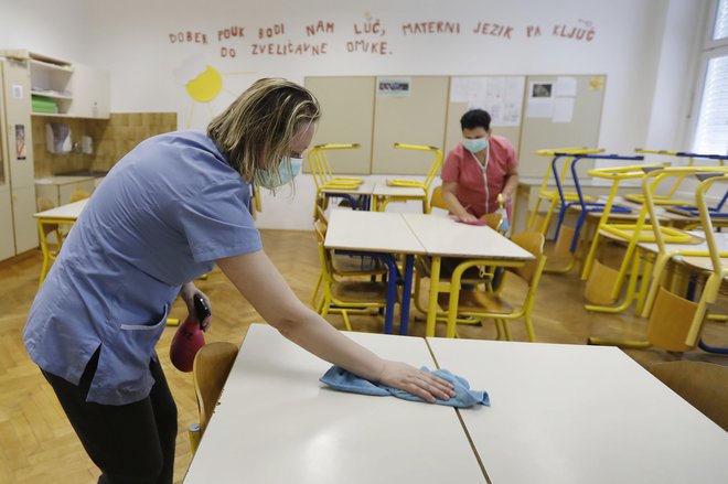 Priprave na osnovni šoli dr. Vita Kraigherja na ponovno odprtje šole po zaprtju zaradi koronavirusa. FOTO: Leon Vidic/Delo