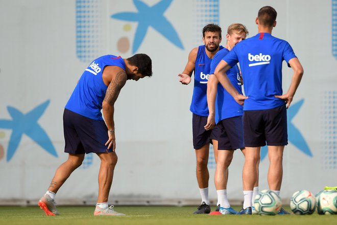 Trening Barcelone: aktivna sta tudi (z leve) Luis Suarez in Gerard Pique. FOTO: AFP