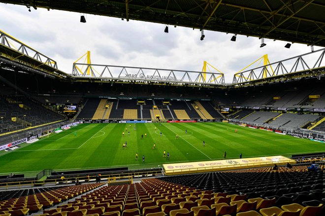 Borussia Dortmund je v soboto ugnala Schalke s 4:0 ob žalostnem razpoloženju na štadionu. FOTO: AFP