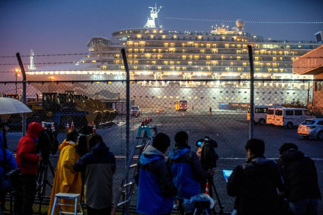 Izbruh novega koronavirusa je križarko Diamond Princess čez noč spremenil v svojevrsten zapor na morju, pričakovanja potnikov in posadke so se sprevrgla v čakanje v kabinah na »križarjenju«, ki ni več vodilo nikamor. FOTO: Athit Perawongmetha/Reuters