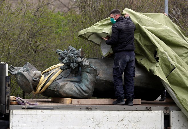 Bo mož, ki je dal v šestem praškem okrožju odstraniti kip sovjetskega maršala Ivana Konjeva, kaznovan tako, da ga bodo zastrupili? FOTO: Reuters