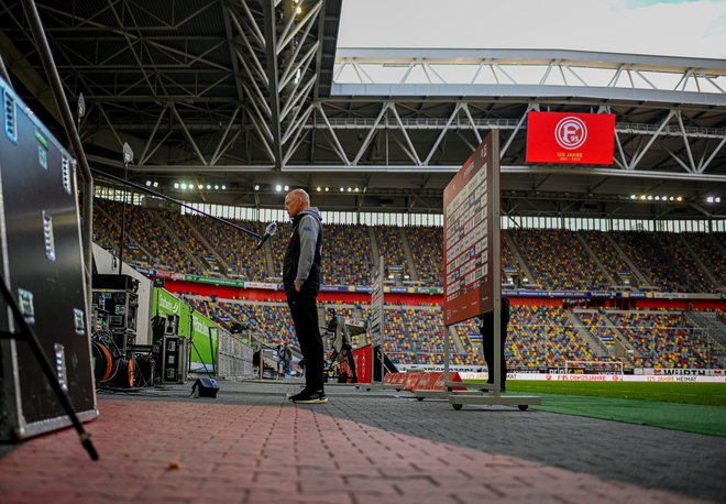 Trener Fortune, Uwe Roesler, je moral upoštevati socialno razdaljo tudi med televizijskim intervjujem po tekmi. FOTO: AFP