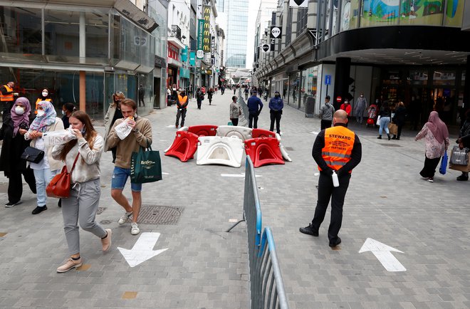 Na glavni nakupovalni ulici Rue Neuve so na križišča s prečnimi ulicami so postavili &raquo;otočke&laquo; za delovanje bruseljskega patenta &ndash; krožišča za pešce. FOTO: Reuters