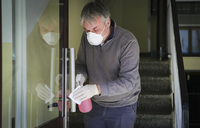 Z vodo in detergentom je še vedno potrebno čistiti kljuke, stikala in ograje, ob vhod namestiti razkužilo za roke, skupni prostori pa se morajo večkrat na dan zračiti. FOTO: Jože Suhadolnik/Delo