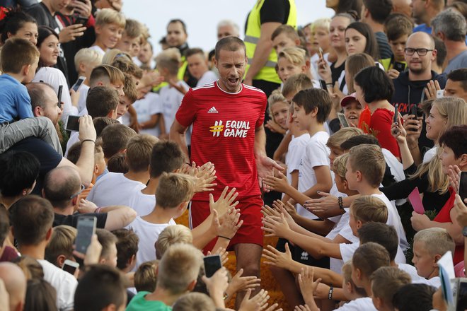 Zvezdniki so prihajali na igrišče neposredno s tribune, obdani z najmlajšimi, kot takole Aleksander Čeferin.