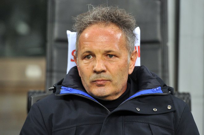 Trener Bologne Siniša Mihajlović se bori z akutno levkemijo. FOTO: Reuters