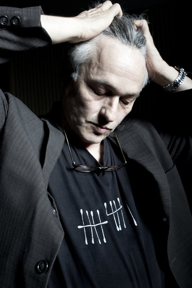 Marc Ribot, ki se od nekdaj zavzema za pravice glasbenikov, je reden gost naših odrov, a zaradi koronavirusa ga zdaj nekaj časa k nam ne bo. Foto Barbara Rigon