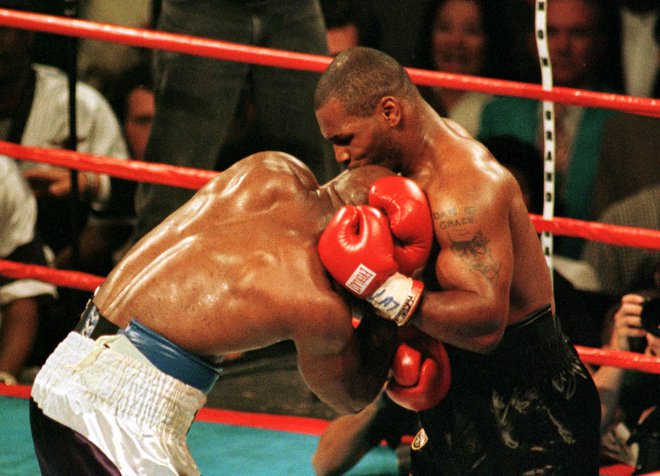 Mike Tyson je proti Evanderju Holyfieldu izgubil oba dvoboja, enega tudi zaradi znamenitega ugriza v tekmečevo uho. FOTO: Reuters