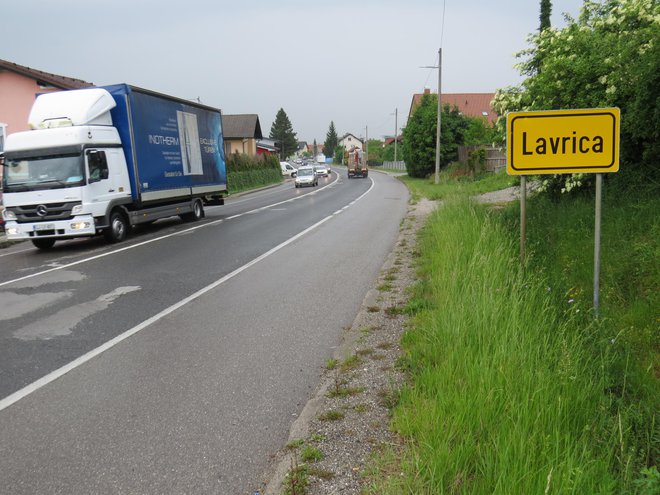 Na celotnem odseku Dolenjske ceste domačini opažajo manj prometa in tudi zato nasprotujejo projektu. FOTO: Bojan Rajšek/Delo