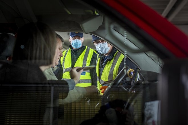 Policijska in zdravstvena kontrola na mejnem prehodu Vrtojba, 13. 3. 2020. FOTO: Voranc Vogel