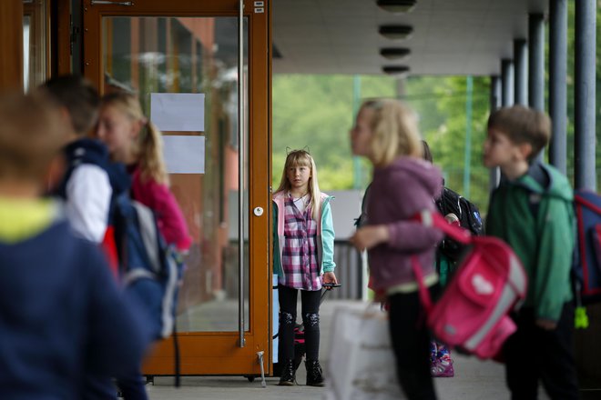 Po dobrih dveh mesecih izobraževanja na daljavo zaradi epidemije covida-19 so vrata za učence prvih treh razredov danes odprle šole.&nbsp;FOTO: Matej Družnik/Delo