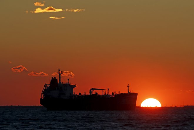Naftni tanker v Sredozemlju. FOTO: Reuters